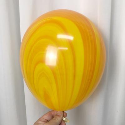 Латексный шарик побольше мраморный желтый.