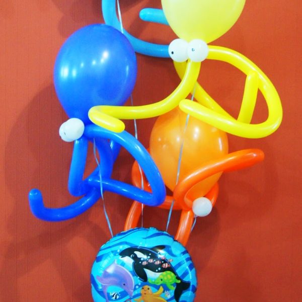 Фигура из воздушных шариков Веселые осьминожки. Высота до 1.7 м.