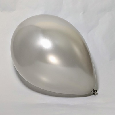 Латексный шарик побольше металик серебряный.