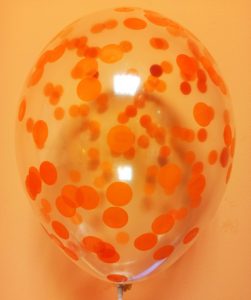 Прозрачный шарик с оранжевыми кружочками (20.37)