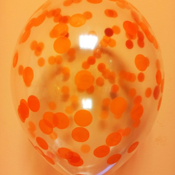 Прозрачный шарик с оранжевыми кружочками (20.37)