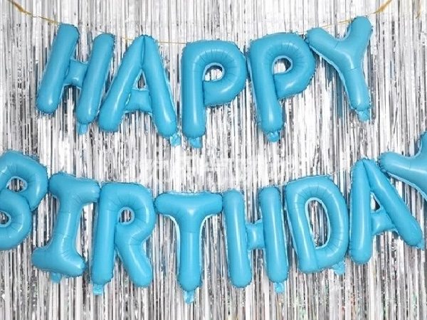 Комплект фольгированных букв голубого цвета, составляющих надпись "Happy Birthday"