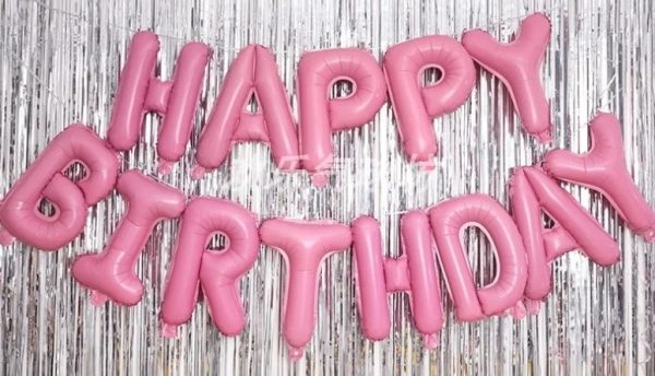 Комплект фольгированных букв розового цвета, составляющих надпись "Happy Birthday"