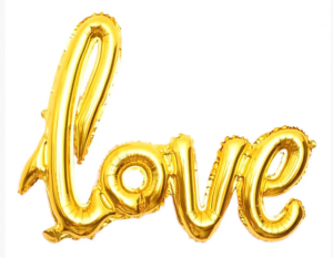 Фольгированный шар золотого цвета в форме букв, составляющих надпись Love.